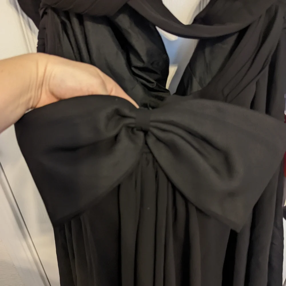 Black dress - Picture 9 of 10